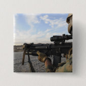 兵士が標的に向かって発砲しようとする 缶バッジ (正面)