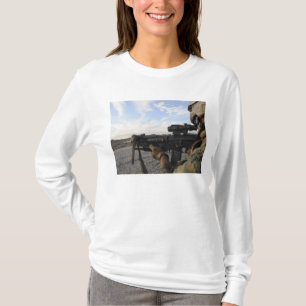 兵士が標的に向かって発砲しようとする Tシャツ
