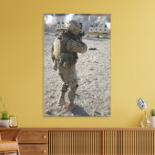 兵士が標的に射撃、 発砲を掛ける キャンバスプリント (インサイチュ (リビング))