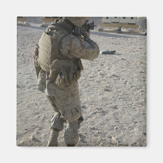 兵士が標的に射撃、 発砲を掛ける マグネット (正面)