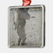 兵士が標的に射撃、 発砲を掛ける メタルオーナメント (左)