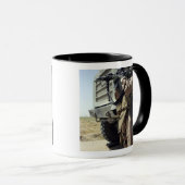 兵士が海兵隊の警備をする マグカップ (正面右)