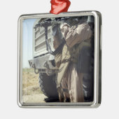 兵士が海兵隊の警備をする メタルオーナメント (左)