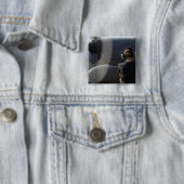 兵士が演奏を監視する 缶バッジ (インサイチュ)