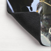 兵士が静止ラインのジャンプを実行する マウスパッド (コーナー)