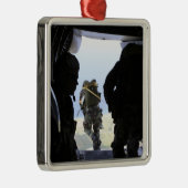 兵士が静止ラインのジャンプを実行する メタルオーナメント (右)