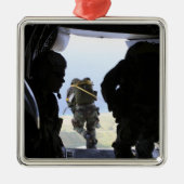 兵士が静止ラインのジャンプを実行する メタルオーナメント (正面)