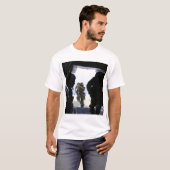 兵士が静止ラインのジャンプを実行する Tシャツ (正面フル)