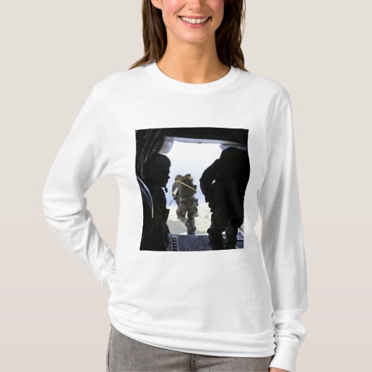 兵士が静止ラインのジャンプを実行する Tシャツ (正面)