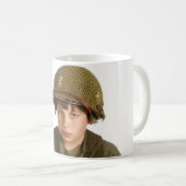 兵士として服を着る若い男の子 コーヒーマグカップ (正面右)