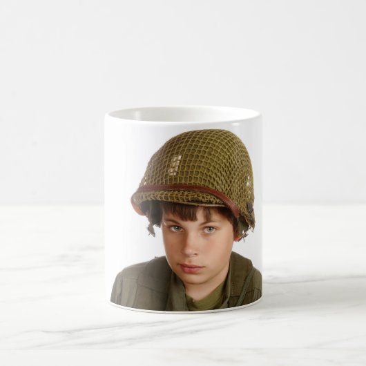 兵士として服を着る若い男の子 コーヒーマグカップ (中央)