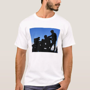兵士のシルエット Tシャツ