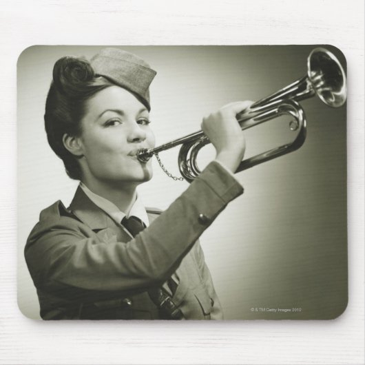 兵士のユニフォームの女性 マウスパッド (正面)