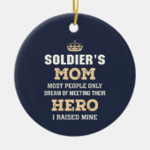 兵士の母が英雄の写真を提起 セラミックオーナメント (正面)