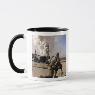 兵士はに管理されたexplosを反応させます マグカップ
