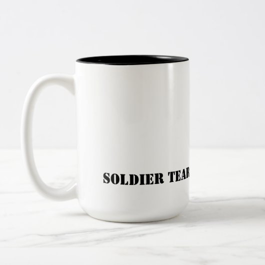 兵士はコーヒー・マグを引き裂きます ツートーンマグカップ (左)