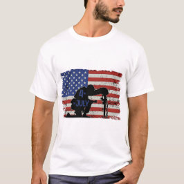 兵士はシルエットとアメリカ国旗を膝下げした Tシャツ