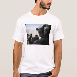 兵士は保証を提供します Tシャツ