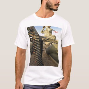 兵士は敵の活動のために偵察します Tシャツ