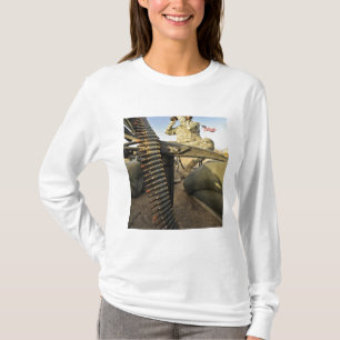 兵士は敵の活動のために偵察します Tシャツ