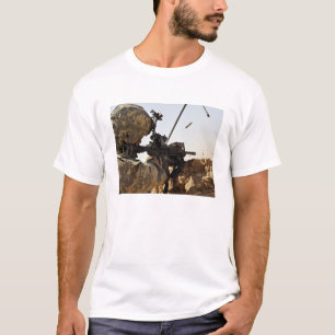 兵士は敵軍を従事させます Tシャツ