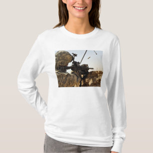兵士は敵軍を従事させます Tシャツ