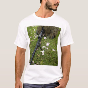 兵士は狙撃兵の作戦を練習します Tシャツ