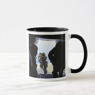 兵士は静的ラインのジャンプを行います マグカップ