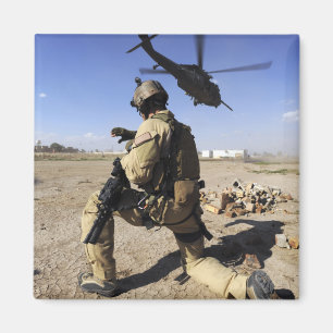 兵士はHH-60のための保証を行ないます マグネット