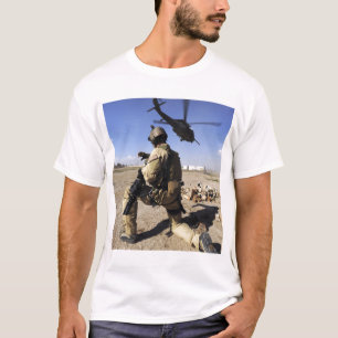 兵士はHH-60のための保証を行ないます Tシャツ