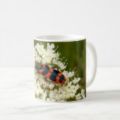 兵士または市松模様に甲虫の虫のマグカップ コーヒーマグカップ (正面右)