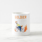兵士みたいな自転車のサイクリスト 笑 コーヒーマグカップ (中央)