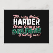 兵士を愛するよりも強い – 軍隊配偶者 ポストカード (正面)