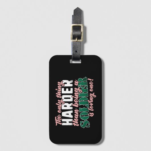 兵士を愛するよりも強い – 軍隊配偶者 ラゲッジタグ (正面縦)