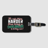 兵士を愛するよりも強い – 軍隊配偶者 ラゲッジタグ (正面横)