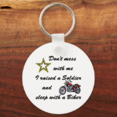 兵士を育て、バイクもしくは自転車に乗る人と一緒に眠る キーホルダー (正面)