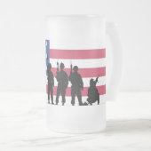 兵士シルエット付きアメリカ国旗 フロストグラスビールジョッキ (正面右)