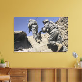 兵士ランニングの建物の上の階段 キャンバスプリント (インサイチュ (リビング))