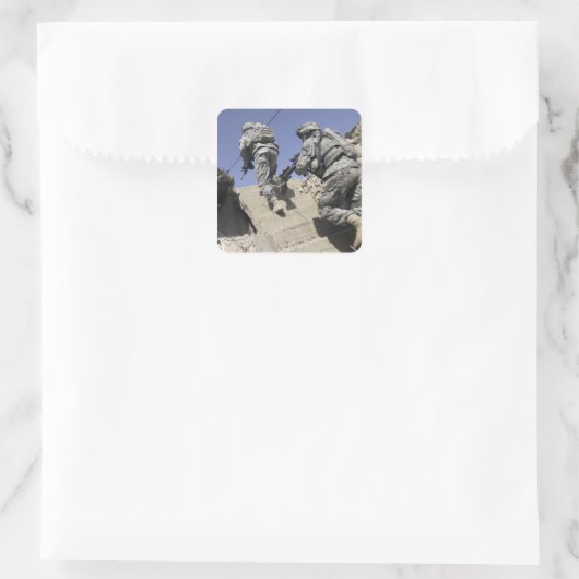 兵士ランニングの建物の上の階段 スクエアシール (バッグ)