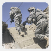 兵士ランニングの建物の上の階段 スクエアシール (正面)