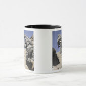 兵士ランニングの建物の上の階段 マグカップ (中央)