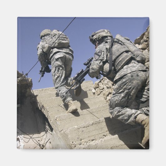 兵士ランニングの建物の上の階段 マグネット (正面)