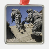 兵士ランニングの建物の上の階段 メタルオーナメント (正面)