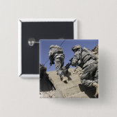 兵士ランニングの建物の上の階段 缶バッジ (正面&裏面)