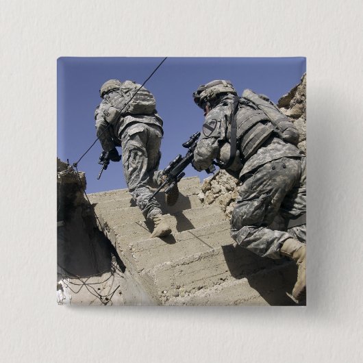 兵士ランニングの建物の上の階段 缶バッジ (正面)