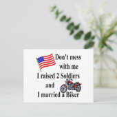 兵士2人をバイクもしくは自転車に乗る人結婚したに育てる ポストカード (スタンド正面)