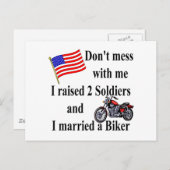 兵士2人をバイクもしくは自転車に乗る人結婚したに育てる ポストカード (正面/裏面)