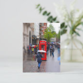 典型的なロンドン – 傘忘れを避ける ポストカード (スタンド正面)