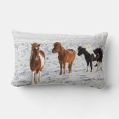 典型的な冬のコートを着たアイスランドの馬 ランバークッション (裏面)