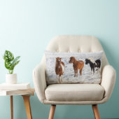 典型的な冬のコートを着たアイスランドの馬 ランバークッション (椅子)